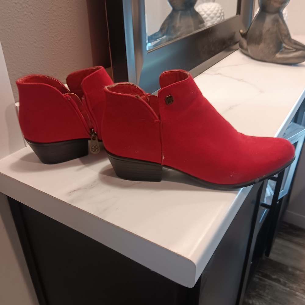Daisy Fuentes Size 81/2 M Red Ankle Bootie